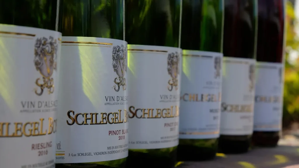 Étiquettes Schlegel-Boeglin sur des bouteilles alignées