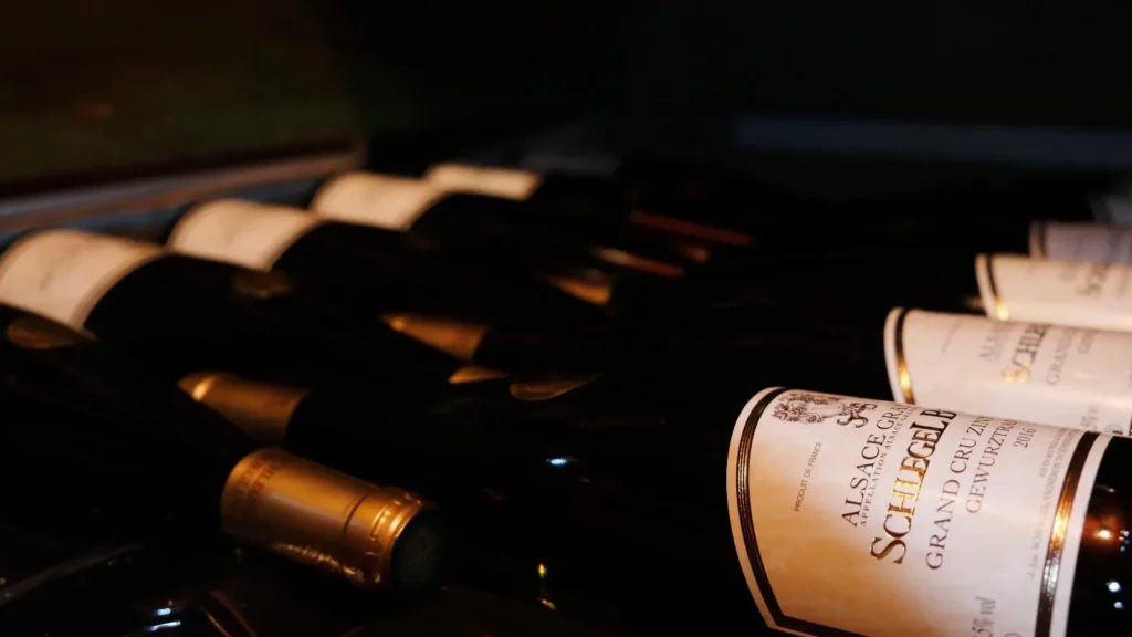 Bouteilles couchées dans la cave du domaine